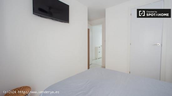 Cama individual en habitaciones con baño en alquiler en un apartamento de 3 dormitorios en Camins a