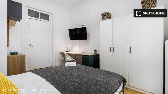 Habitación amueblada con calefacción en piso compartido, El Born - BARCELONA