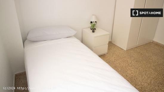 Habitación en piso compartido en valencia. - VALENCIA