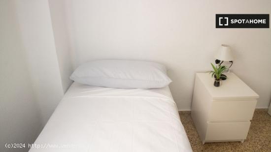 Habitación en piso compartido en valencia. - VALENCIA