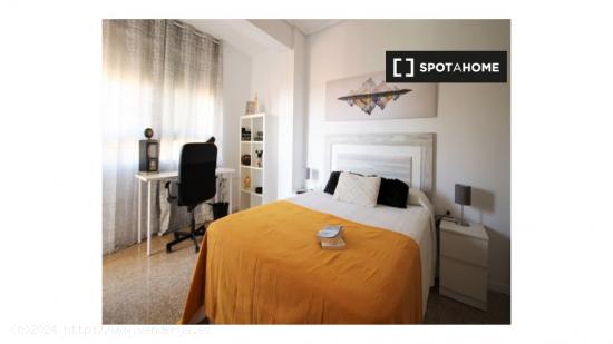 Habitación en piso compartido en valencia. - VALENCIA