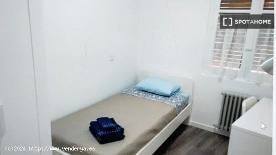 Se alquila habitación en apartamento de 4 dormitorios en Salamanca - SALAMANCA