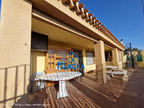 INMOBILIARIA LA MANCHA VENDE CHALET INDEPENDIENTE EN ZONA CARRETERA DE JAEN - ALBACETE