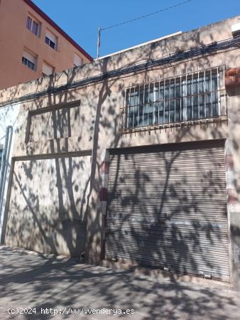 SE VENDE  LOCAL COMERCIAL/SIN VECINOS ARRIBA / LUMINOSO/POSIBILIDAD DE HACER 2 APARTAMENTOS - ALICAN