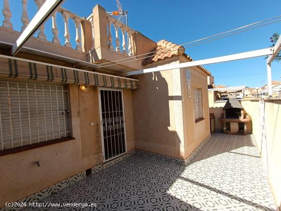  ADOSADO ESQUINA CON SOLÁRIUM Y PISCINA COMUNITARIA - ALICANTE 