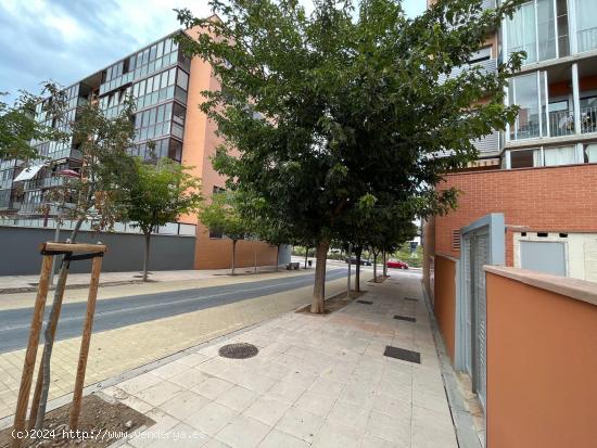 VALDESPARTERA. LOCAL COMERCIAL de 252 m2 construidos en planta calle. - ZARAGOZA