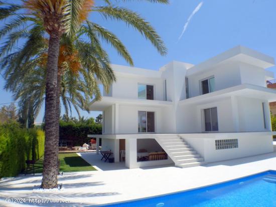 Exclusiva villa unifamiliar con personal diseño, esta ubicada en zona Rincon de Loix. - ALICANTE