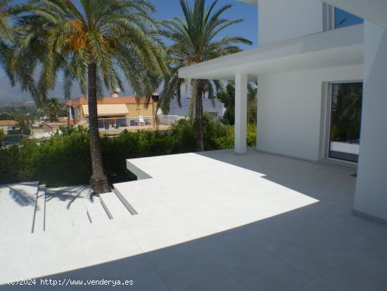 Exclusiva villa unifamiliar con personal diseño, esta ubicada en zona Rincon de Loix. - ALICANTE