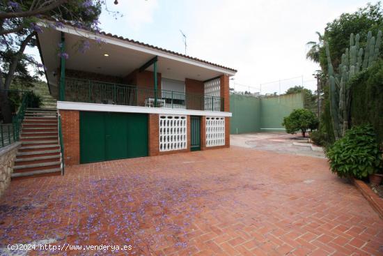 CHALET EN URBANIZACIÓN SIERRA PERENCHIZA CALICANTO - VALENCIA