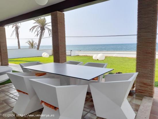 Moderna villa en primerísima línea de playa - ALICANTE