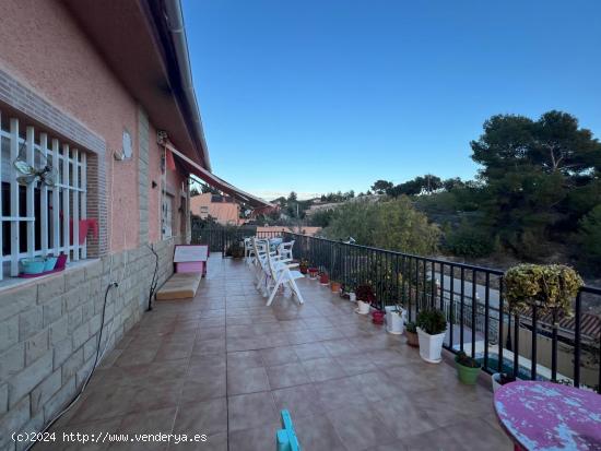 CHALET EN URBANIZACION CON DOS VIVIENDAS Y VISTAS IMPRESIONANTES - VALENCIA