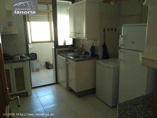 Grupo la Noria Vende amplio piso de 4 dormitorios, 2 baños y plaza de garaje en zona Franciscanos. 