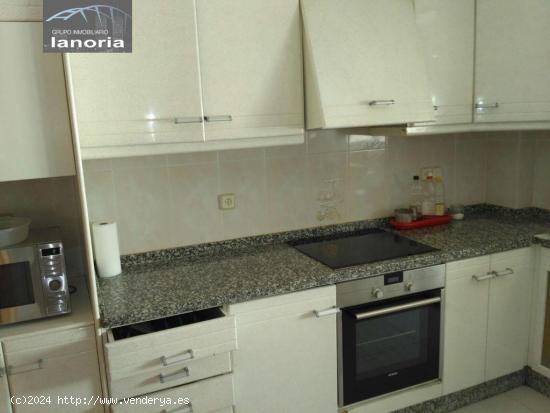 Grupo la Noria Vende amplio piso de 4 dormitorios, 2 baños y plaza de garaje en zona Franciscanos. 