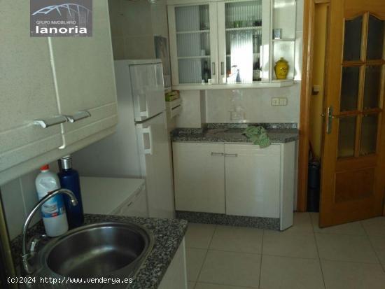 Grupo la Noria Vende amplio piso de 4 dormitorios, 2 baños y plaza de garaje en zona Franciscanos. 