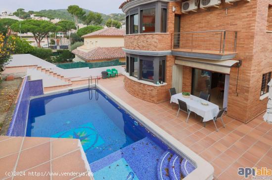  CASA A CUATRO VIENTOS CON VISTAS Y PISCINA EN PREMIA DE DALT - EL REMEI/CASTELL - BARCELONA 