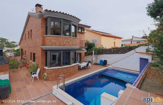 CASA A CUATRO VIENTOS CON VISTAS Y PISCINA EN PREMIA DE DALT - EL REMEI/CASTELL - BARCELONA