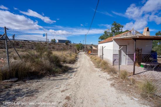 Parcela con casa de aperos - MURCIA