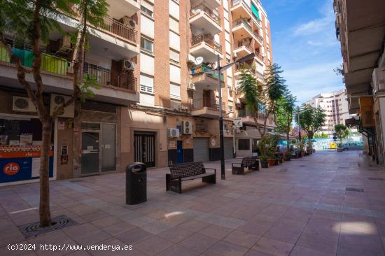 PISO DE 100M2 A REFORMAR CON ACSENSOR - MURCIA