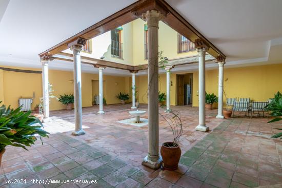 Casa de grandes dimensiones ubicada en la calle Duende, cerca de la Plaza del Conde Luque. - GRANADA