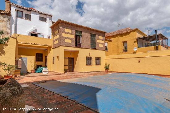 Casa de grandes dimensiones ubicada en la calle Duende, cerca de la Plaza del Conde Luque. - GRANADA