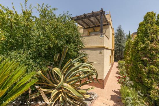 Gran casa independiente con piscina propia en urbanización privada - GRANADA