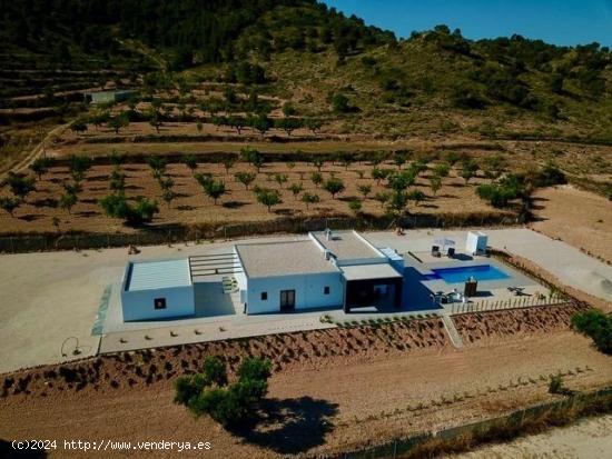 VILLA  EN HONDÓN DE LAS NIEVES - ALICANTE