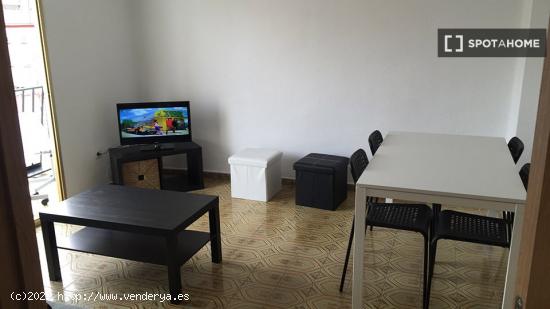 Habitaciones en piso de 5 dormitorios en Valencia - VALENCIA