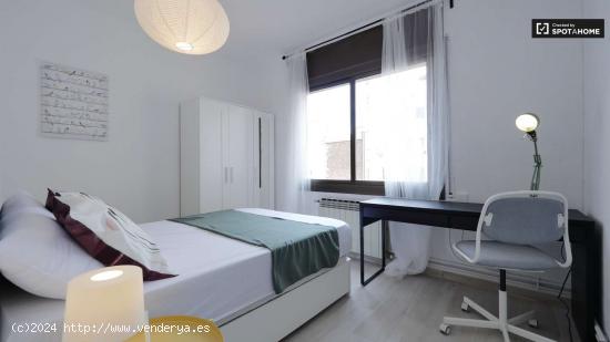 Preciosa habitación en apartamento de 7 dormitorios, Horta-Guinardó - BARCELONA