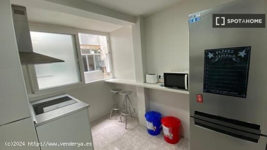 Se alquila habitación en piso compartido en Madrid - MADRID