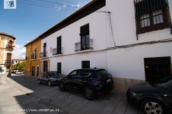 Casa de grandes dimensiones ubicada en la calle Duende, cerca de la Plaza del Conde Luque. - GRANADA