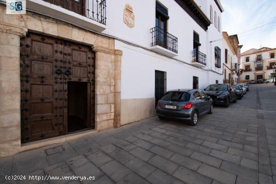 Casa de grandes dimensiones ubicada en la calle Duende, cerca de la Plaza del Conde Luque. - GRANADA