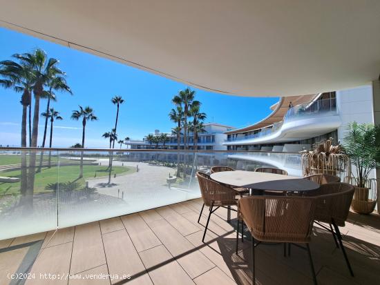 Descubre el paraíso en la Gaspara, Estepona. Apartamento de lujo con vistas al mar en venta. - MALA