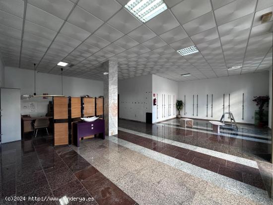 Local comercial en Gandia con muchas posibilidades de negocio - VALENCIA