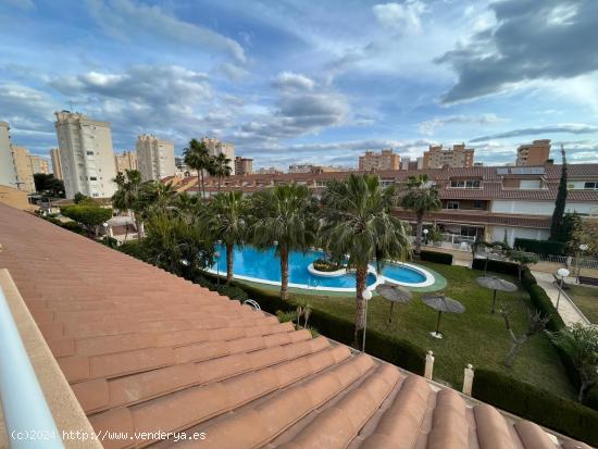 BUNGALOW EN URBANIZACIN EN 3 MINUTOS DE PLAYA EN SAN JUAN PLAYA - ALICANTE