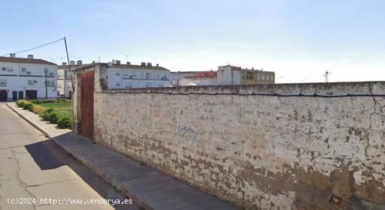 SOLAR DE MAS DE 3000 M.CUADRADOS  EN ZONA MUY TRANSITADA DE MONTIJO - BADAJOZ