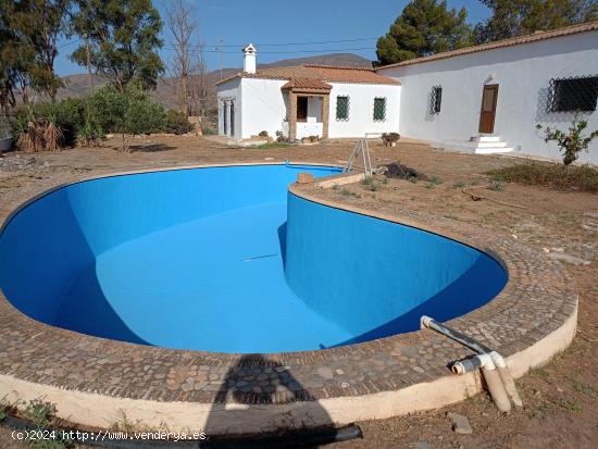 MAGNIFICA CASA CORTIJO CON PISCINA Y TERRENO EN VENTA EN ADRA - ALMERIA