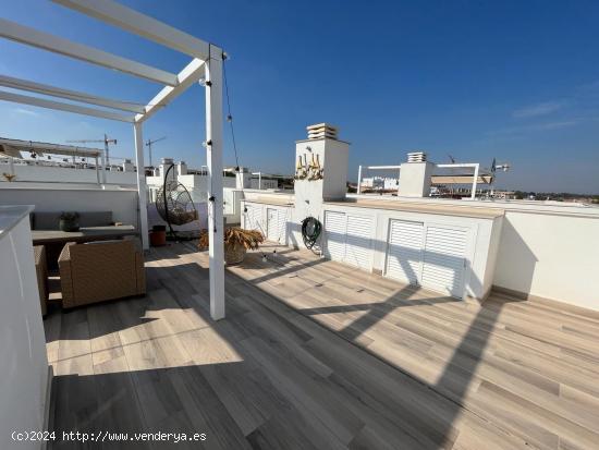 VILLA EN LOS BALCONES CON PISCINA Y SOLÁRIUM - ALICANTE