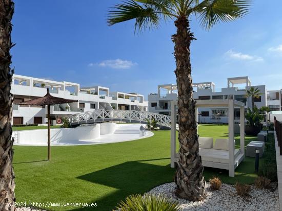 VILLA EN LOS BALCONES CON PISCINA Y SOLÁRIUM - ALICANTE