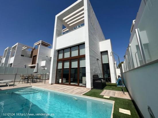 VILLA EN LOS BALCONES CON PISCINA Y SOLÁRIUM - ALICANTE