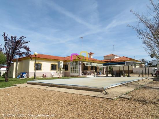  ¡¡FANTASTICO CHALET CON PISCINA EN VENTA!! - BADAJOZ 