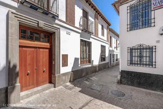 Oficina situada en la calle Panaderos del emblemático barrio del Albaicín. - GRANADA