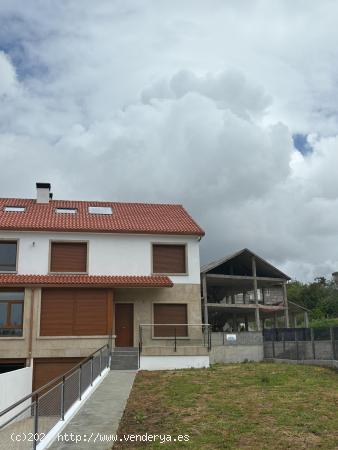 Se vende chalet adosado en Noalla - PONTEVEDRA