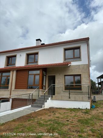 Se vende chalet adosado en Noalla - PONTEVEDRA