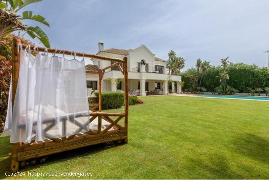 Elegante villa situada a tan solo 200m de la playa... - MALAGA