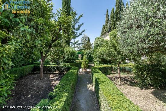 CARMEN CON ESPECTACULAR JARDIN Y PISCINA EN PASEO DEL SALÓN - GRANADA