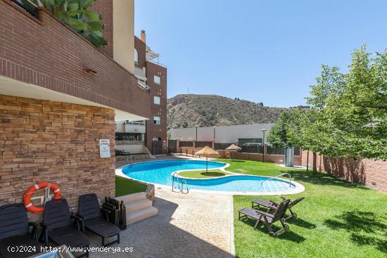 Precioso ático dúplex con 2 dormitorios, garaje y trastero en Granada. - GRANADA