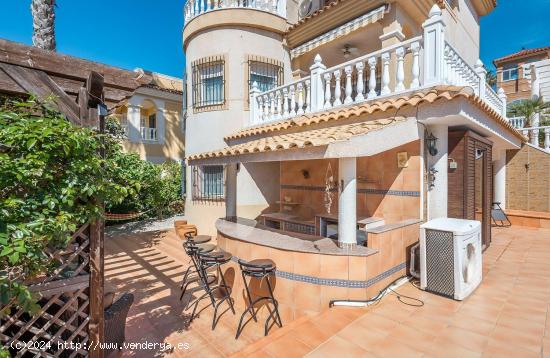 Villa bifamiliar de ensueño en San Miguel de las Salinas - ALICANTE