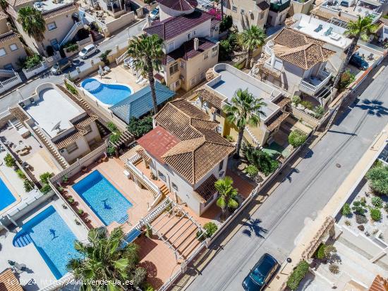 Villa bifamiliar de ensueño en San Miguel de las Salinas - ALICANTE