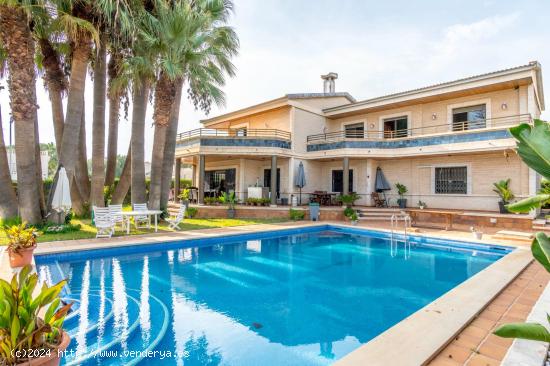  VILLA DE LUJO EN ORIHUELA COSTA! 7 DORM. 5 BAÑOS. 225 M2 DE CASA. 700 M2 DE PARCELA. PLAYA A 800 M  