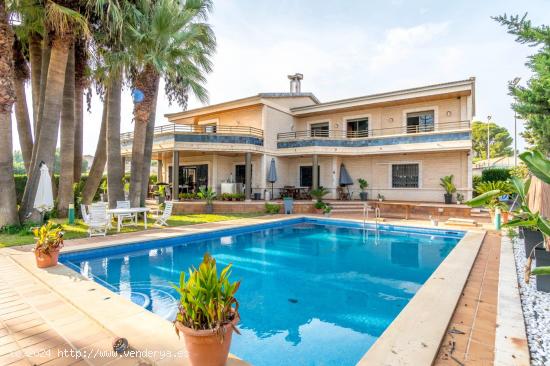 VILLA DE LUJO EN ORIHUELA COSTA! 7 DORM. 5 BAÑOS. 225 M2 DE CASA. 700 M2 DE PARCELA. PLAYA A 800 M 